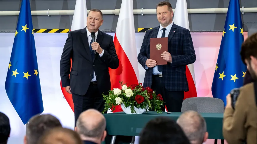 15.09.2023. Minister edukacji i nauki Przemysław Czarnek (P) i prezes Zarządu WZU dr Piotr Tefelski (L) na uroczystości utworzenia Publicznej Uczelni Zawodowej w Grudziądzu, w Wojskowych Zakładach Uzbrojenia S.A. w Grudziądzu.  PAP/Tytus Żmijewski