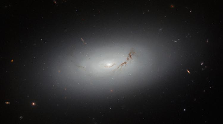 Galaktyka NGC 3156 sfotografowana przez Kosmiczny Teleskop Hubble’a. Źródło:  ESA/Hubble & NASA, R. Sharples, S. Kaviraj, W. Keel.