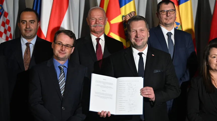 20.09.2023. Minister edukacji i nauki Przemysław Czarnek (2P), sekretarz Generalny CEEPUS Michael Schedl (2L) oraz minister kultury i innowacji Węgier Janos Csak (C) pozują do zdjęcia po podpisaniu porozumienia CEEPUS IV, 20 bm. w Warszawie. PAP/Radek Pietruszka