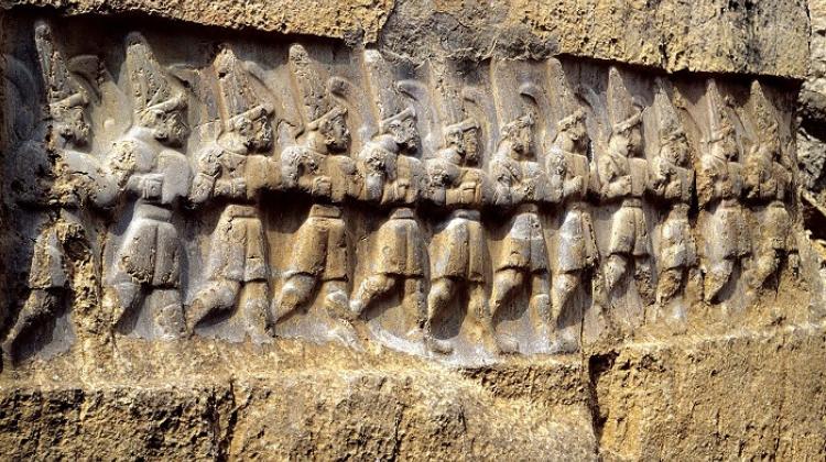 Procesja 12 bogów świata podziemnego; płaskorzeźba z Yazılıkaya, fot. Klaus-Peter Simon, CC BY 3.0, https://commons.wikimedia.org/w/index.php?curid=4084876