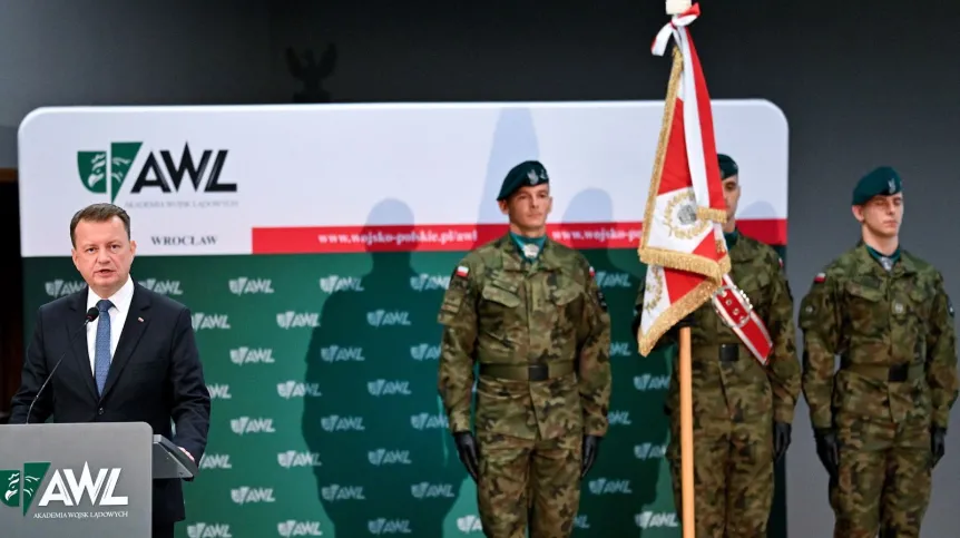 02.10.2023. Minister obrony narodowej Mariusz Błaszczak (L) podczas inauguracji roku akademickiego w Akademii Wojsk Lądowych we Wrocławiu. PAP/Sebastian Borowski