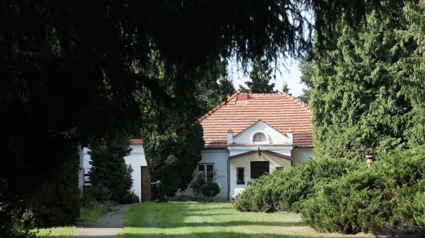 02.10.2023. Oficyna przy dworze Reicherów w Ożarowie Mazowieckim. PAP/Paweł Supernak