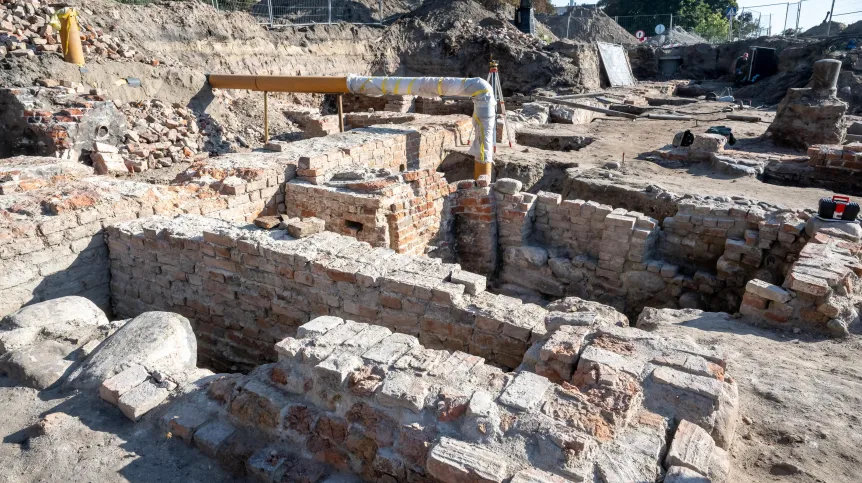 Toruń, 28.09.2023. Fragmenty zabudowań, zespołu św. Ducha z XIII wieku w Toruniu. Ruiny odkryto podczas prac remontowych na Bulwarze Filadelfijskim, pomiędzy Bramą Klasztorną i Koszarami Racławickimi. Fot. PAP/Tytus Żmijewski