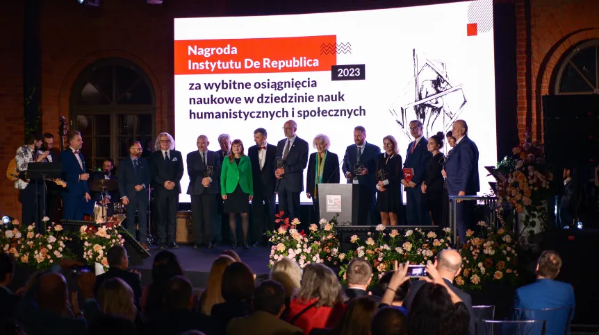 Warszawa, 09.11.2023. Uczestnicy uroczystości wręczenia Nagród Instytutu De Republica za wybitne osiągnięcia naukowe w dziedzinie nauk humanistyczynych i społecznych w Forcie Legionów w Warszawie. Fot.  PAP/Marcin Obara