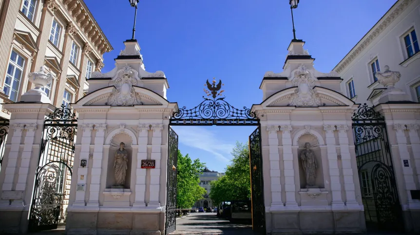 12.05.2021. Brama Główna Uniwersytetu Warszawskiego. PAP/Albert Zawada