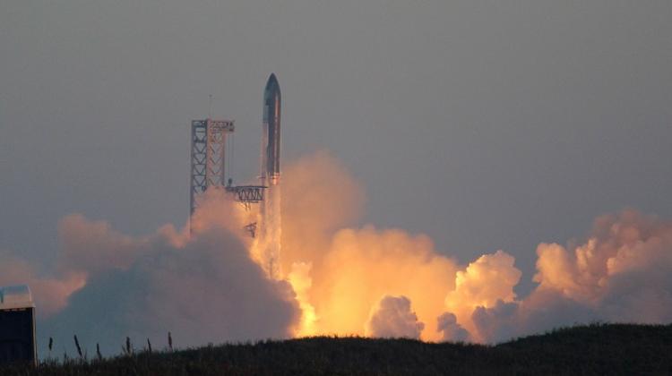 Start rakiety Starship widziany z Matamoros, stan Tamaulipas, w Meksyku, 18 listopada 2023. EPA/Abraham Pineda-Jacome. Dostawca: PAP/EPA.