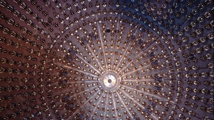 Wnętrze detektora Borexino - tysiące czujników wypatrujących w podziemnym eksperymencie sygnałów ze Słońca. Fot. Volker Steger /LNGS-INFN