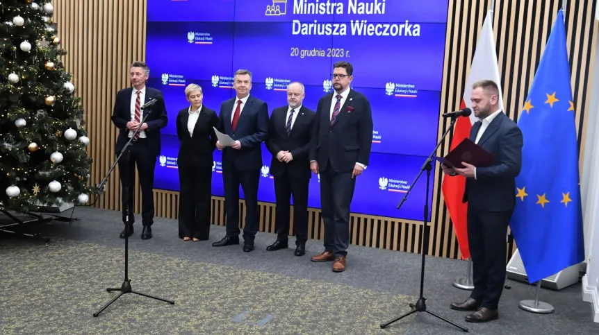 20.12.2023. Minister nauki Dariusz Wieczorek (3L) i kierownictwo Ministerstwa Nauki i Szkolnictwa Wyższego, podsekretarze stanu: Andrzej Szeptycki (2P), Marek Gzik (3P), Maria Mrówczyńska (2L) i Maciej Gdula (L) podczas konferencji prasowej i przedstawienia członków kierownictwa ministerstwa w siedzibie resortu w Warszawie.  PAP/Andrzej Lange