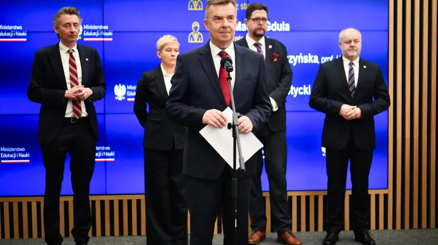 Warszawa, 20.12.2023. Minister nauki Dariusz Wieczorek (C) podczas przedstawienia członków kierownictwa jego resortu. (al/doro) PAP/Andrzej Lange