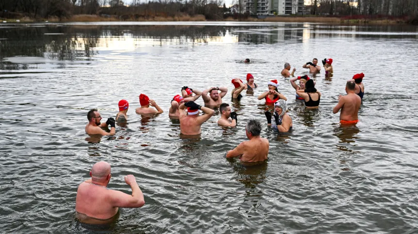 Rzeszów, 25.12.2023. Świąteczna kąpiel morsów z klubu Sopelek, 25 bm. w Rzeszowie.  (sko) PAP/Darek Delmanowicz