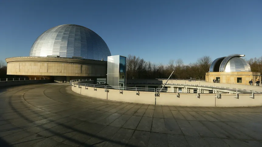 Chorzów, 28.12.2023. Planetarium Śląskiego Parku Nauki w Chorzowie, w przestrzeniach którego odbyło się uroczyste otwarcie nowych obserwatoriów astronomicznych. Fot. PAP/Zbigniew Meissner