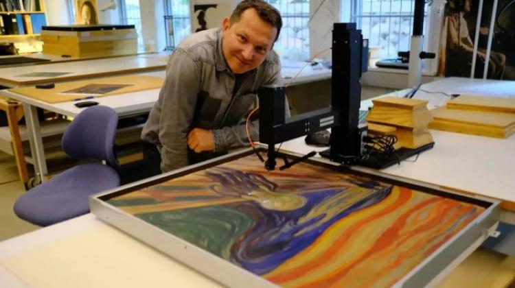 Badania światłotrwałości dla kilkudziesięciu najgłośniejszych prac Edvarda Muncha z zasobów Munch Museet w Oslo. Fot. Tomasz Łojewski, archiwum prywatne. Źródło: www.agh.edu.pl