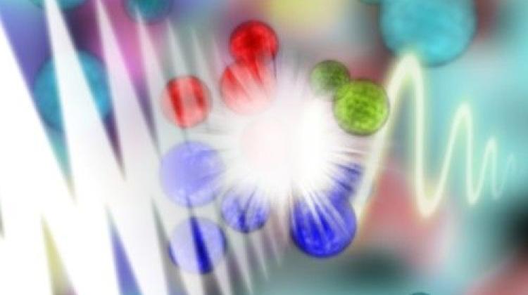 Foton wpadający do wnętrza protonu może się zderzyć z chwilowym kompleksem gluonów, których ładunki koloru (na rysunku przedstawione na czerwono, zielono i niebiesko) mogą się sumarycznie zneutralizować. (Źródło: IFJ PAN)