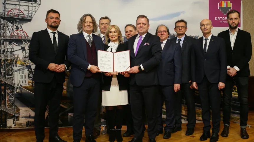 Katowice, 24.01.2024. Minister nauki Dariusz Wieczorek (3L), prezydent Katowic Marcin Krupa (L), prezes Sieci Badawczej Łukasiewicz Andrzej Dybczyński (C), rektor AM w Katowicach prof. dr hab. Władysław Szymański (4P), rektor UE w Katowicach Celina Olszak (4L). Fot.  PAP/Jarek Praszkiewicz