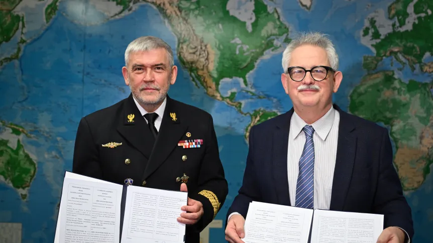 Gdynia, 24.01.2024. Rektor-Komendant Akademii Marynarki Wojennej, kontradmirał prof. dr hab. Tomasz Szubrycht (L) oraz prezes Airbus Helicopters Polska Tomasz Krysiński (P) podczas podpisania umowy o współpracy pomiędzy Airbus Helicopters w Polsce i Akademią Marynarki Wojennej, 24 bm. w w Akademii Marynarki Wojennej w Gdyni. (ad) PAP/Adam Warżawa