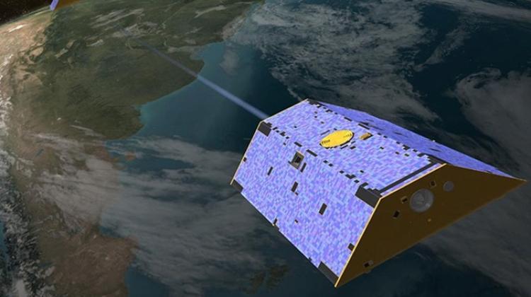 Misja GRACE do pomiarów zmian ziemskiej grawitacji (źródło: NASA)  (satelita nad kulą ziemską)