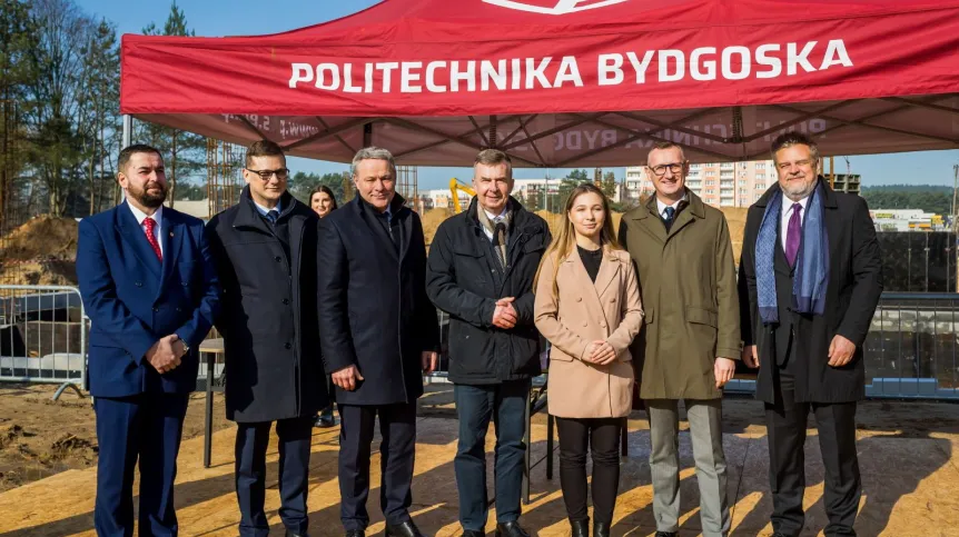 Bydgoszcz 26.02.2024. Minister nauki i szkolnictwa wyższego Dariusz Wieczorek (4L), wojewoda kujawsko-pomorski Michał Sztybel (2L) i rektor Politechniki Bydgoskiej prof. dr hab. inż. Marek Adamski (L) na terenie kampusu Politechniki Bydgoskiej w Bydgoszczy. Fot. PAP/ Tytus Żmijewski