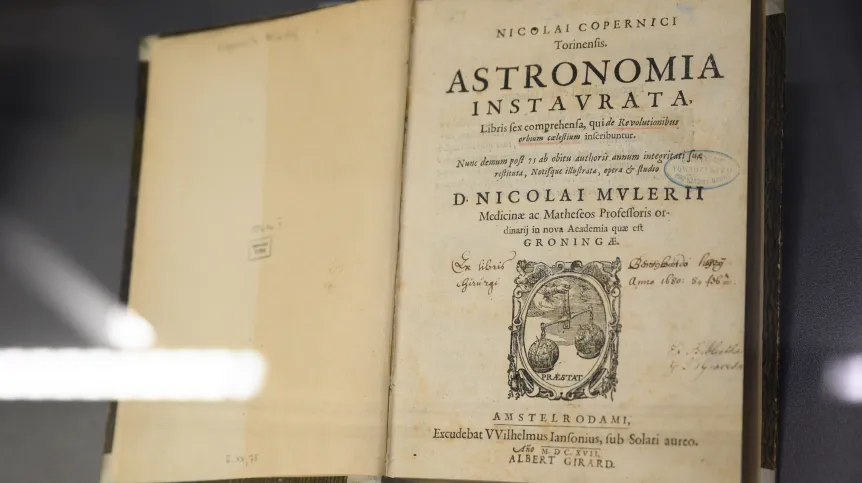 16.02.2024. Wydanie amsterdamskie „De revolutionibus orbium coelestium” z 1617 r. na nowo otwartej wystawie „Astronomia i księgi. Wokół »De revolutionibus« Mikołaja Kopernika” w Galerii Atanazego Biblioteki Raczyńskich w Poznaniu, 16 bm. Na wystawie można m.in. zobaczyć woluminy trzech wydań dzieła Mikołaja Kopernika „De revolutionibus orbium coelestium”, w tym pierwsze norymberskie z 1543 r., bazylejskie z 1566 r. oraz amsterdamskie z 1617 r.  PAP/Jakub Kaczmarczyk