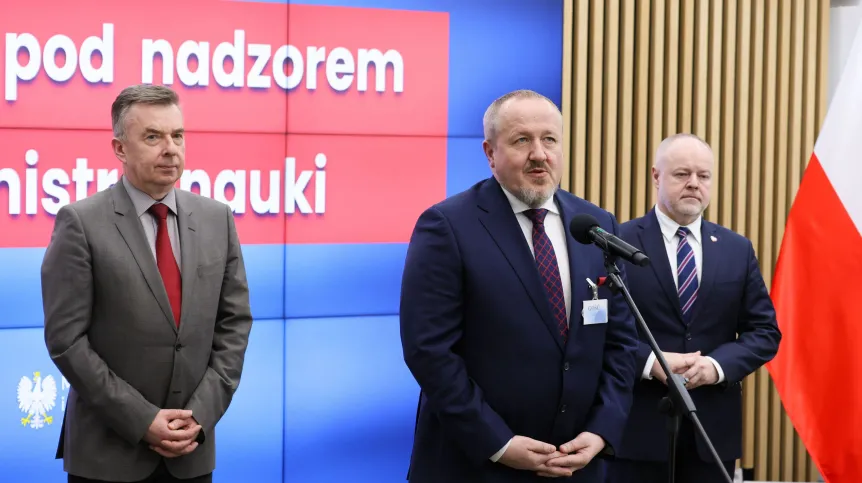 07.03.2024. Minister nauki i szkolnictwa wyższego Dariusz Wieczorek (L), wiceminister tego resortu Marek Gzik (P) i prof. dr hab. inż. Jerzy Małachowski (C) podczas konferencji prasowej w Ministerstwie Nauki i Szkolnictwa Wyższego w Warszawie. Spotkanie dotyczyło przejęcia przez MNiSW nadzoru nad Narodowym Centrum Badań i Rozwoju. PAP/Paweł Supernak