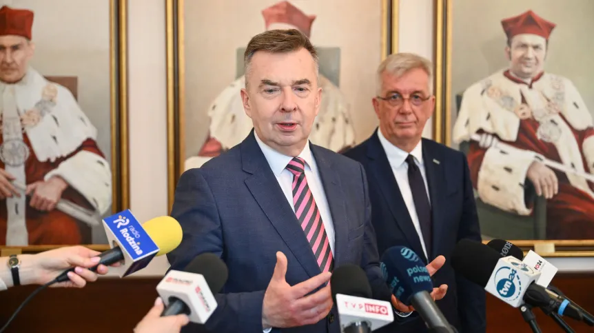 13.03.2024. Minister nauki i szkolnictwa wyższego Dariusz Wieczorek (L) i rektor Uniwersytetu Przyrodniczego we Wrocławiu Jarosław Bosy (P) podczas konferencji prasowej towarzyszącej spotkaniu z rektorami dolnośląskich uczelni wyższych oraz ze studentami, 13 bm. w gmachu głównym Uniwersytetu Przyrodniczego we Wrocławiu.  PAP/Maciej Kulczyński