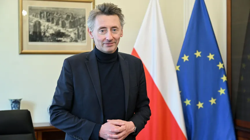 20.03.2024. Podsekretarz stanu w Ministerstwie Nauki i Szkolnictwa Wyższego Maciej Gdula podczas wywiadu dla Polskiej Agencji Prasowej w siedzibie resortu w Warszawie. PAP/Radek Pietruszka