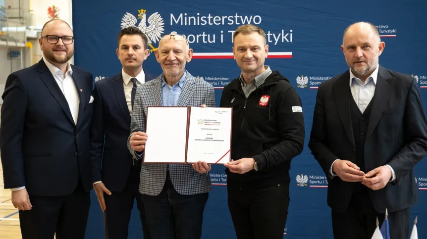 25.03.2024. Od lewej: kandydat na prezydenta Torunia Paweł Gulewski, wiceminister sprawiedliwości Arkadiusz Myrcha, rektor UMK w Toruniu prof. dr hab. Andrzej Sokala, minister sportu i turystyki Sławomir Nitras i marszałek kujawsko-pomorski Piotr Całbecki podczas konferencji prasowej w Uniwersyteckim Centrum Sportu w Toruniu. PAP/Tytus Żmijewski