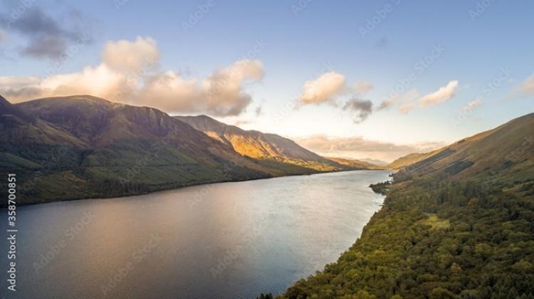Jezioro Loch Ness w Szkocji, widok z drona; Adobe Stock
