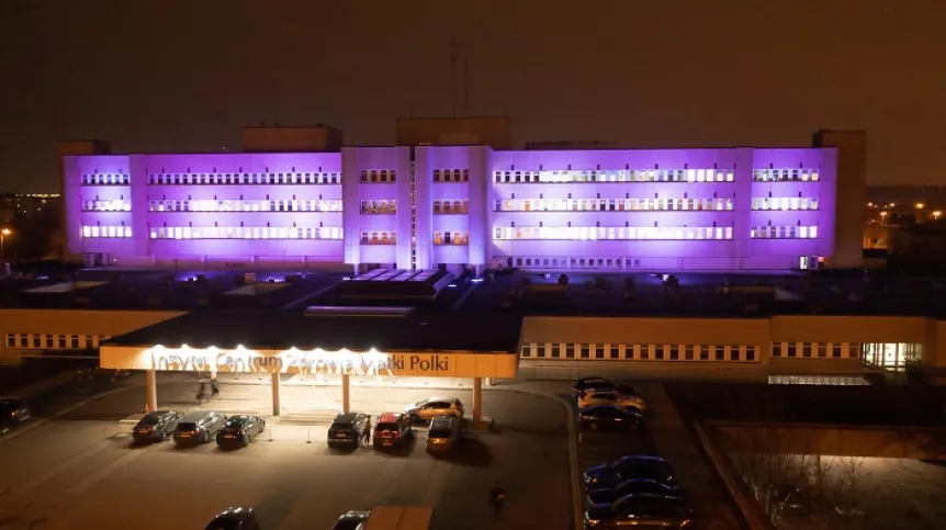 Łódź, 17.11.2021. Podświetlony na fioletowo szpital Instytut Centrum Zdrowia Matki Polki w Łodzi w Światowym Dniu Wcześniaka. PAP/Grzegorz Michałowski