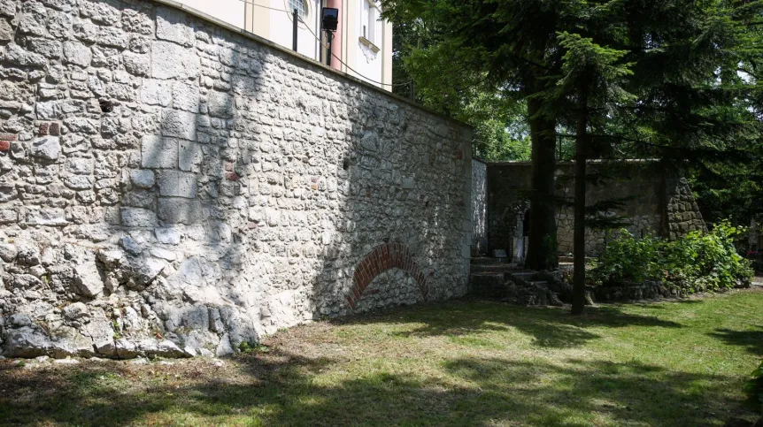 29.05.2024. Minimalistyczny Park Archeologiczny na terenie klasztoru paulinów na Skałce w Krakowie. Na powierzchni nowo otwartego parku widać fragmenty kamiennych murów – pozostałości po dawnych świątyniach. Plansze na ścianie klasztoru przybliżają zaś wyniki prowadzony tu prac archeologicznych. PAP/Łukasz Gągulski