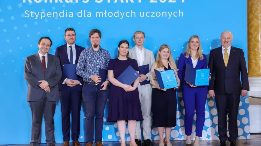 08.06.2024. Przewodniczący Rady Fundacji na Rzecz Nauki Polskiej prof. Tomasz Guzik (L), prezes zarządu Fundacji na Rzecz Nauki Polskiej prof. Maciej Żylicz (P) oraz nagrodzeni: mgr Piotr Włodzimierz (4P), mgr Piotr Ostropolski-Nalewaja (3L), dr Anna Dobrowolska (4L), dr Justyna Kocik-Król (3P), mgr inż. Elżbieta Wątor (2P), dr inż. Erwin Wojtczak (2L) podczas uroczystości wręczenia stypendiów "START" Fundacji na rzecz Nauki Polskiej, 8 bm. na Zamku Królewskim w Warszawie. (mr) PAP/Rafał Guz