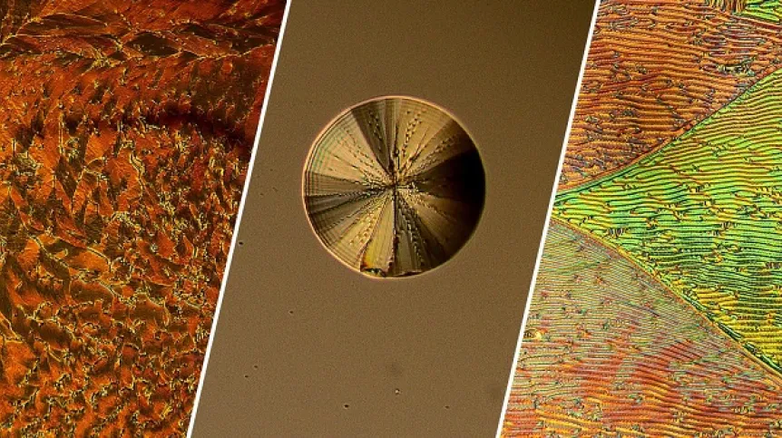 Przykłady tekstur nowej fazy ciekłokrystalicznej: a) materiał nieuporządkowany pomiędzy dwoma szkiełkami, b) kropla materiału zawieszona na podłożu glicerynowym, c) domenowa tekstura nowo odkrytej fazy (obraz spod mikroskopu polaryzacyjnego). Źródło: WAT/UW