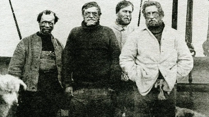 Uczestnicy ekspedycji Nimrod do Bieguna Południowego: (od lewej): Frank Wild, Ernest Shackleton, Eric Marshall i Jameson Adams, 1909, Adobe Stock