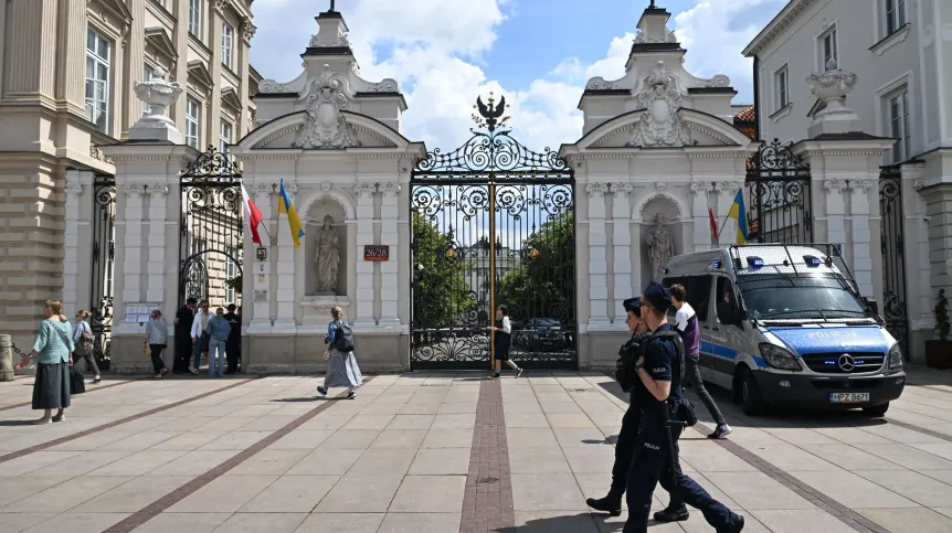 14.06.2024. Patrol policji przed zamkniętym wejściem na teren Kampusu Głównego UW w Warszawie, 14 bm. Bramy uczelni zamknięto w związku z protestem studentów w obronie Palestyny, trwającym od 24 maja br. Po zaostrzeniu protestu we czwartek 13 czerwca doszło do interwencji wezwanej przez rektora policji. (amb) PAP/Radek Pietruszka