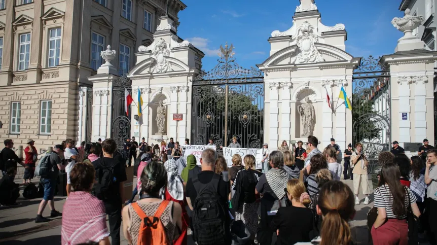 20.06.2024. Protest studentów Uniwersytetu Warszawskiego przed wejściem na teren Kampusu Głównego UW w Warszawie, 20 bm. Uczestnicy sprzeciwiają się kierowaniu wobec studiujących na uczelni i kontynuujących demonstrację w obronie Palestyny, wniosków do sądu o ukaranie w związku z rzekomym zakłócaniem spokoju i porządku. Pikieta trwa od 24 maja br. Do tej pory odbywała się w parku Autonomia przy ul. Nowy Świat 69. Dwa dni temu zaostrzyła się, a biorący udział przenieśli się na Kampus Główny, gdzie doszło do interwencji wezwanej przez rektora policji w celu "udrożnienia ciągów komunikacyjnych". PAP/Albert Zawada