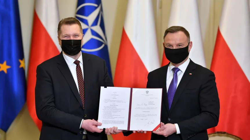 Warszawa, 02.03.2022. Prezydent RP Andrzej Duda (P) oraz minister edukacji i nauki Przemysław Czarnek (L) podczas konferencji w Pałacu Prezydenckim w Warszawie, 2 bm. Prezydent skieruje do Sejmu RP projekt ustawy o Akademii Kopernikańskiej. (kf) PAP/Radek Pietruszka