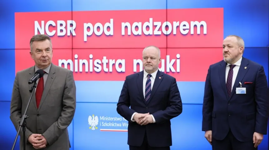 Minister nauki i szkolnictwa wyższego Dariusz Wieczorek (L), wiceminister tego resortu Marek Gzik (C) i prof. dr hab. inż. Jerzy Małachowski (P) podczas konferencji nt. przejęcia przez MNiSW nadzoru nad NCBR (sko) PAP/Paweł Supernak