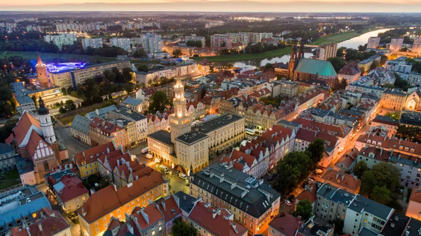 03.09.2020. Panorama miasta, widok z drona, na pierwszym planie rynek Starego Miasta z budynkiem ratusza, z lewej kościół Świętej Trójcy i Wieża Piastowska. PAP/Sławomir Mielnik