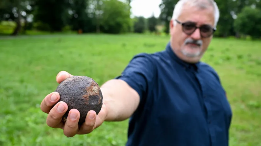 18.07.2024. Prezentacja odkryć archeologicznych na miejscu bitwy pod Dubienką. Kilkadziesiąt fragmentów kul armatnich, kartaczy, pocisków karabinowych i innych zabytków znaleźli poszukiwacze na polu bitwy pod Dubienką. PAP/Wojtek Jargiło