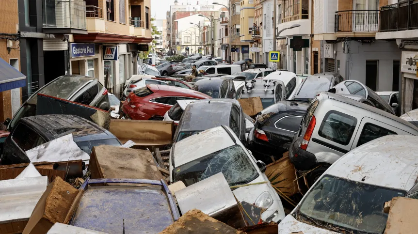 Zniszczone auta po powodzi w Sedavi, w prowincji Walencja (Hiszpania) EPA/BIEL ALINO