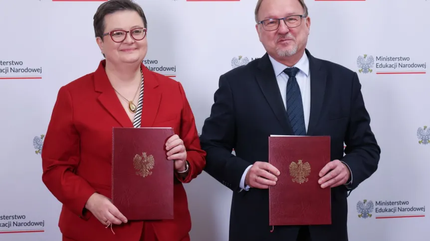 05.11.2024. Wiceminister edukacji Katarzyna Lubnauer (L) oraz rektor Politechniki Warszawskiej prof. dr hab. inż. Krzysztof Zaremba (P) podczas briefingu prasowego nt. wykorzystania sztucznej inteligencji w nauczaniu matematyki, 5 bm. w siedzibie Ministerstwa Edukacji Narodowej w Warszawie. PAP/Albert Zawada