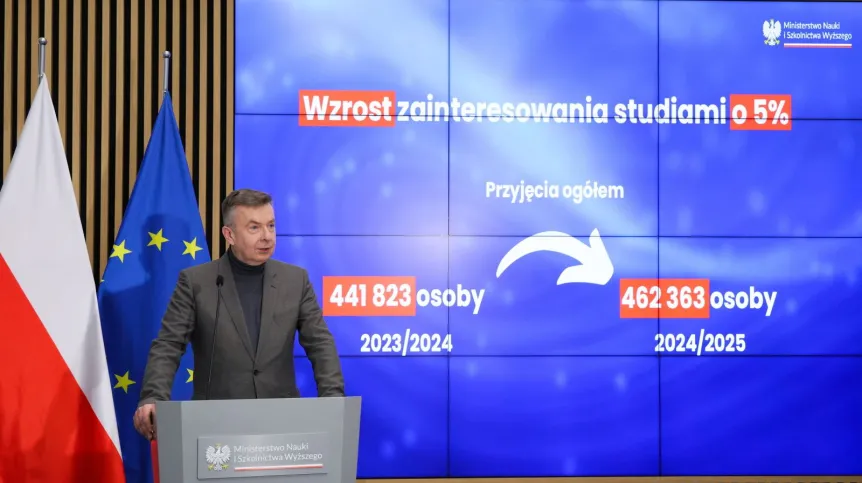 08.11.2024. Minister nauki Dariusz Wieczorek podczas konferencji prasowej nt. wyników rekrutacji na studia na rok akademicki 2024/25 w uczelniach nadzorowanych przez ministra nauki w siedzibie resortu w Warszawie.PAP/Paweł Supernak