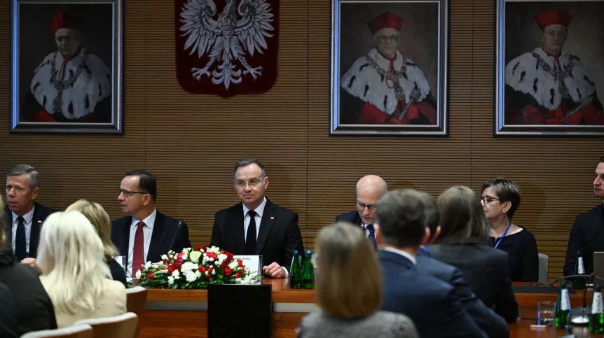 08.11.2024. Prezydent RP Andrzej Duda (C), prezes Podkarpackiej Doliny Wodorowej prof. Jarosław Sęp (C-P), marszałek województwa podkarpackiego Władysław Ortyl (2L) oraz zastępca szefa Kancelarii Prezydenta RP Piotr Ćwik (L) podczas spotkania z przedstawicielami Stowarzyszenia Podkarpacka Dolina Wodorowa oraz Politechniki Rzeszowskiej w siedzibie Politechniki Rzeszowskiej w Rzeszowie. PAP/Darek Delmanowicz