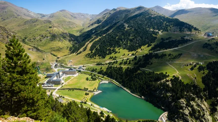 Dolina rzeki Vall de Nuria w Pirenejach, prowincja Girona, Adobe Stock