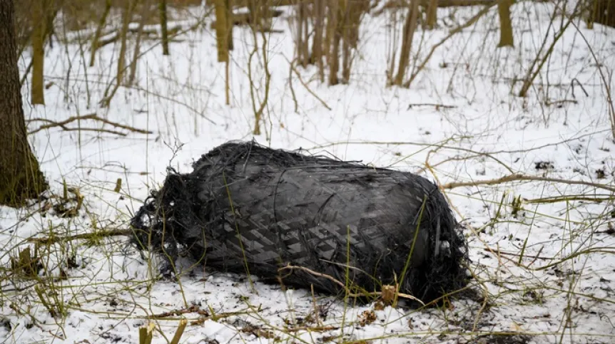 Niezidentyfikowany obiekt, najprawdopodobniej zbiornik rakiety Falcon 9 na miejscu znalezienia w lesie w miejscowości Sędziny w pow. Szamotulskim (jm) PAP/Jakub Kaczmarczyk