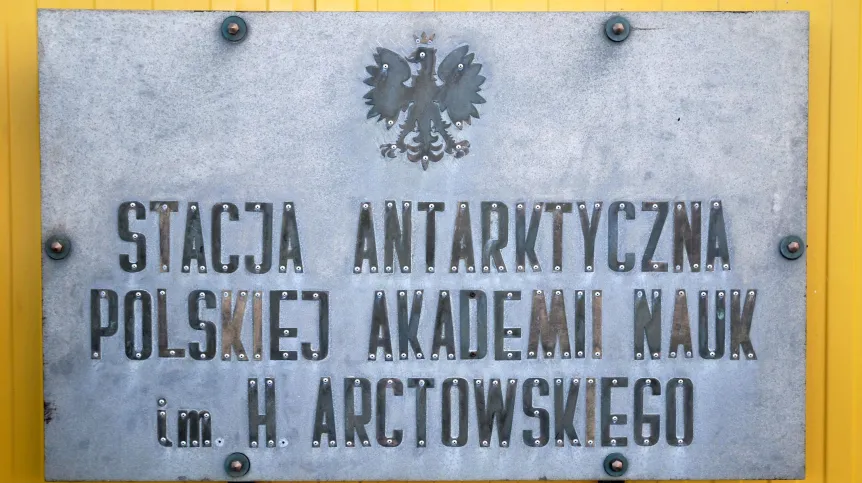 04.03.2010. Polska Stacja Antarktyczna imienia Henryka Arctowskiego (Stacja Arctowski), znajduje się na półkuli południowej w archipelagu Szetlandów Południowych, na Wyspie Króla Jerzego zaliczanej wraz z całym archipelagiem do klimatycznej strefy morskiej Antarktyki. Tablica (z 1977 r.) przed wejściem do Stacji. PAP/Tomasz Janecki