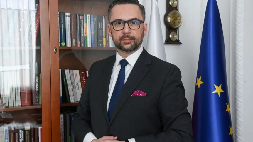 21.03.2025. Minister nauki i szkolnictwa wyższego Marcin Kulasek podczas wywiadu dla Polskiej Agencji Prasowej w siedzibie ministerstwa w Warszawie. PAP/Piotr Nowak