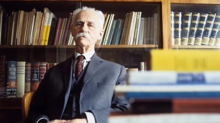 Warszawa lata 70. Filozof, logik i etyk, twórca etyki niezależnej, profesor Tadeusz Kotarbiński, w swoim mieszkaniu. PAP/Irena Jarosińska
