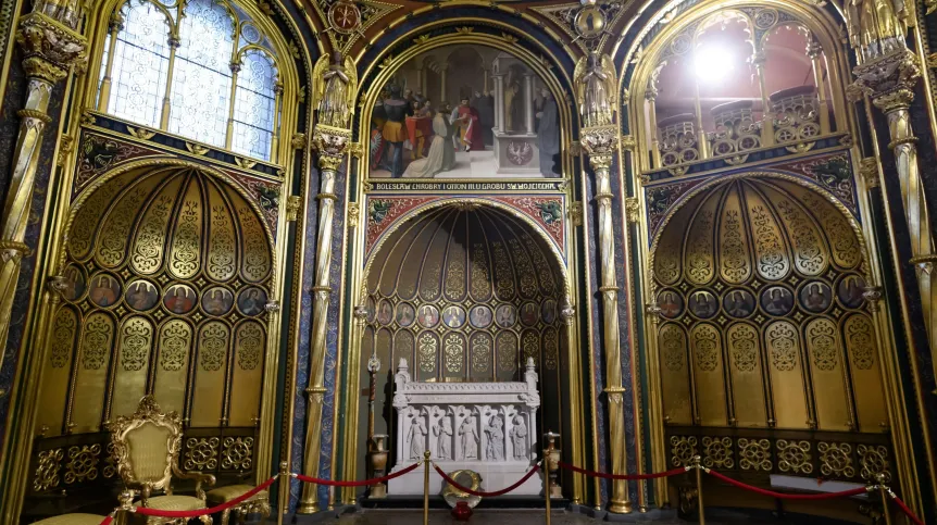 14.04.2021. Złota Kaplica z grobowcem Mieszka Pierwszego i Bolesława Chrobrego w bazylice archikatedralnej Św. Apostołów Piotra i Pawła na Ostrowie Tumskim w Poznaniu. PAP/Jakub Kaczmarczyk