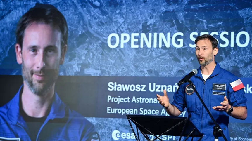 15.04.2025. Przewodnictwo Polski w Radzie UE. Astronauta Sławosz Uznański-Wiśniewski w drugim dniu III Konferencji Bezpieczeństwa ESA, 15 bm. na Zamku Królewskim w Warszawie. PAP/Radek Pietruszka