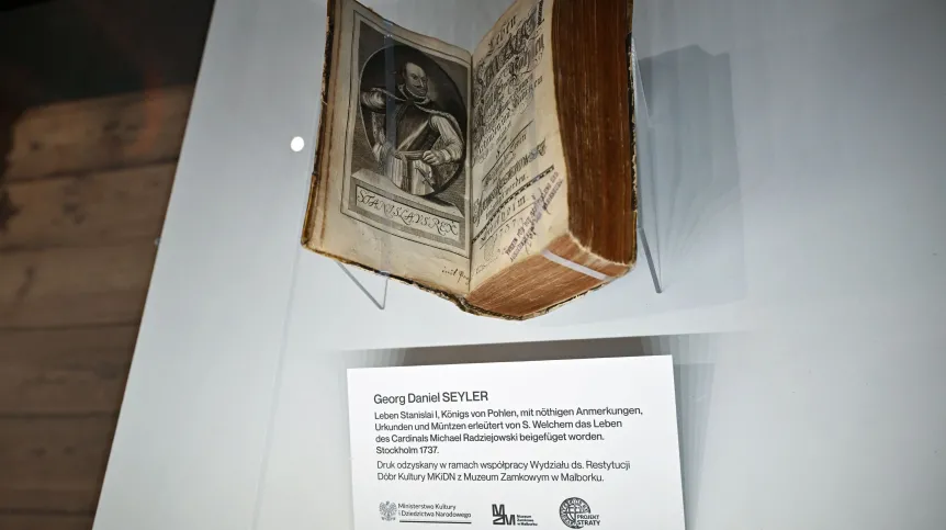 22.05.2025. Starodruk Georga Seylera "Leben, Stanislas I. Königs von Polen" z roku 1737, przekazany do zbiorów Muzeum Zamkowego w Malborku podczas uroczystości w siedzibie placówki. PAP/Marcin Gadomski